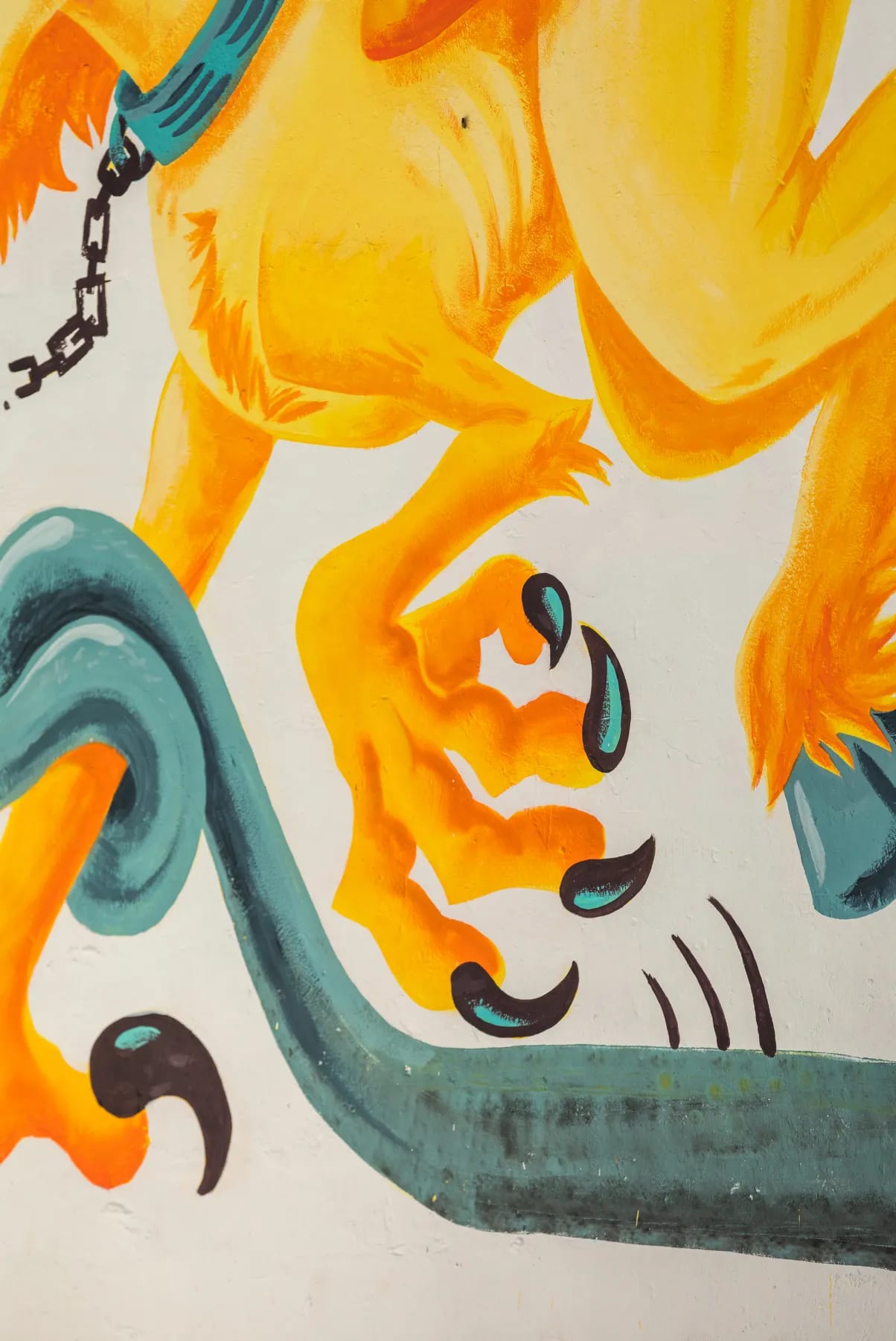 Pintura de un perro amarillo con collar y correa, con garras afiladas.