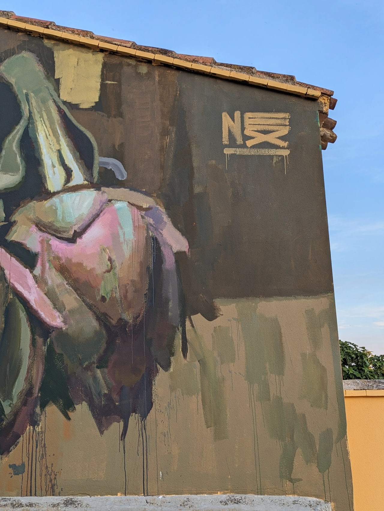 Mural de una rosa en una pared con el logotipo "NSR" en la esquina superior derecha.