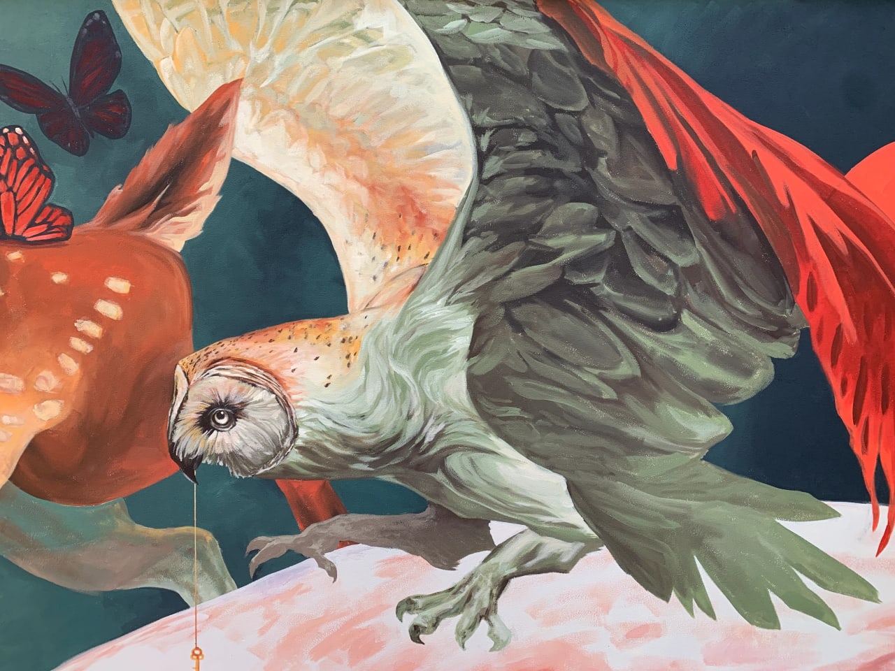 Búho con las alas extendidas y sangre en el pico, rodeado de mariposas y un zorro.