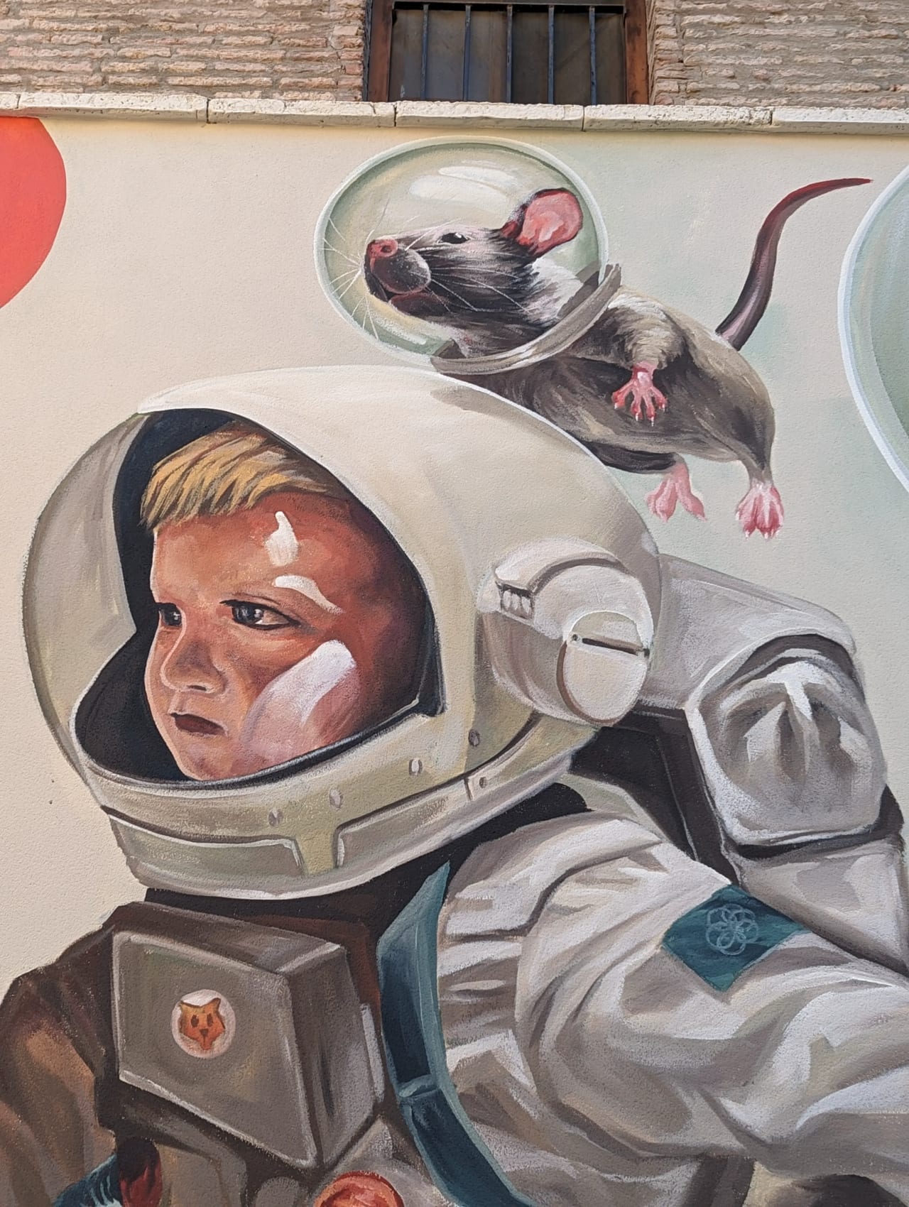 Astronauta con traje espacial y ratón en casco.