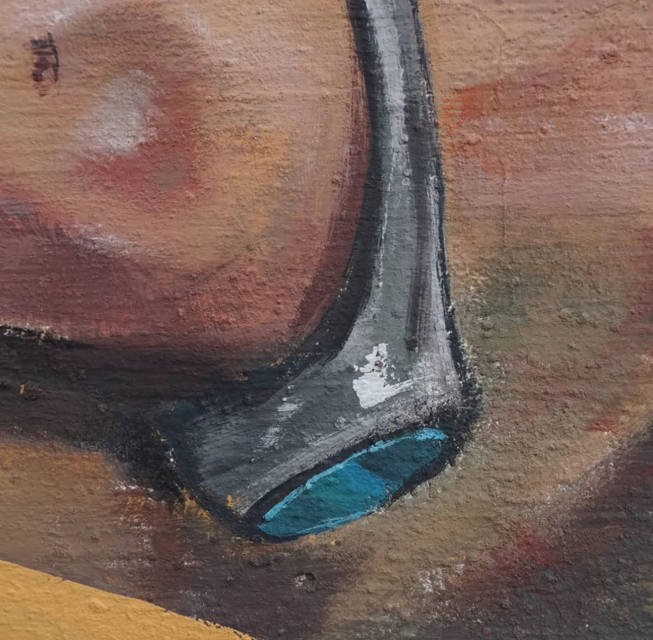 Pintura abstracta con formas geométricas y colores tierra, incluyendo un elemento curvo gris con detalles azules.