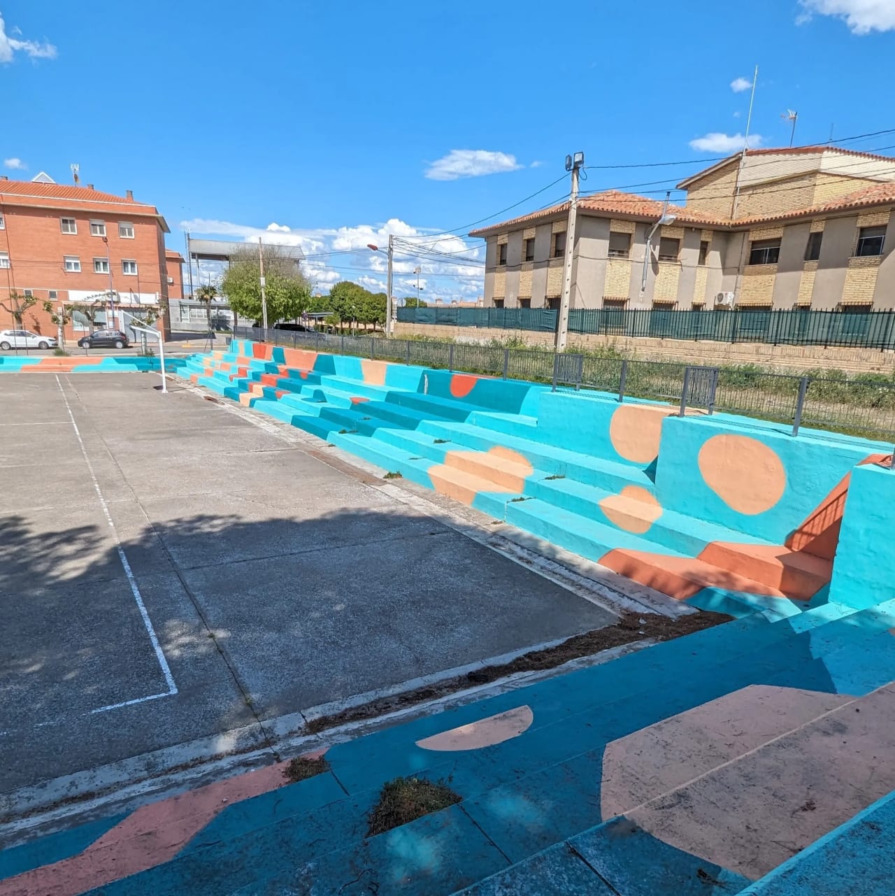 Gradas de colores en un patio de juegos al aire libre.