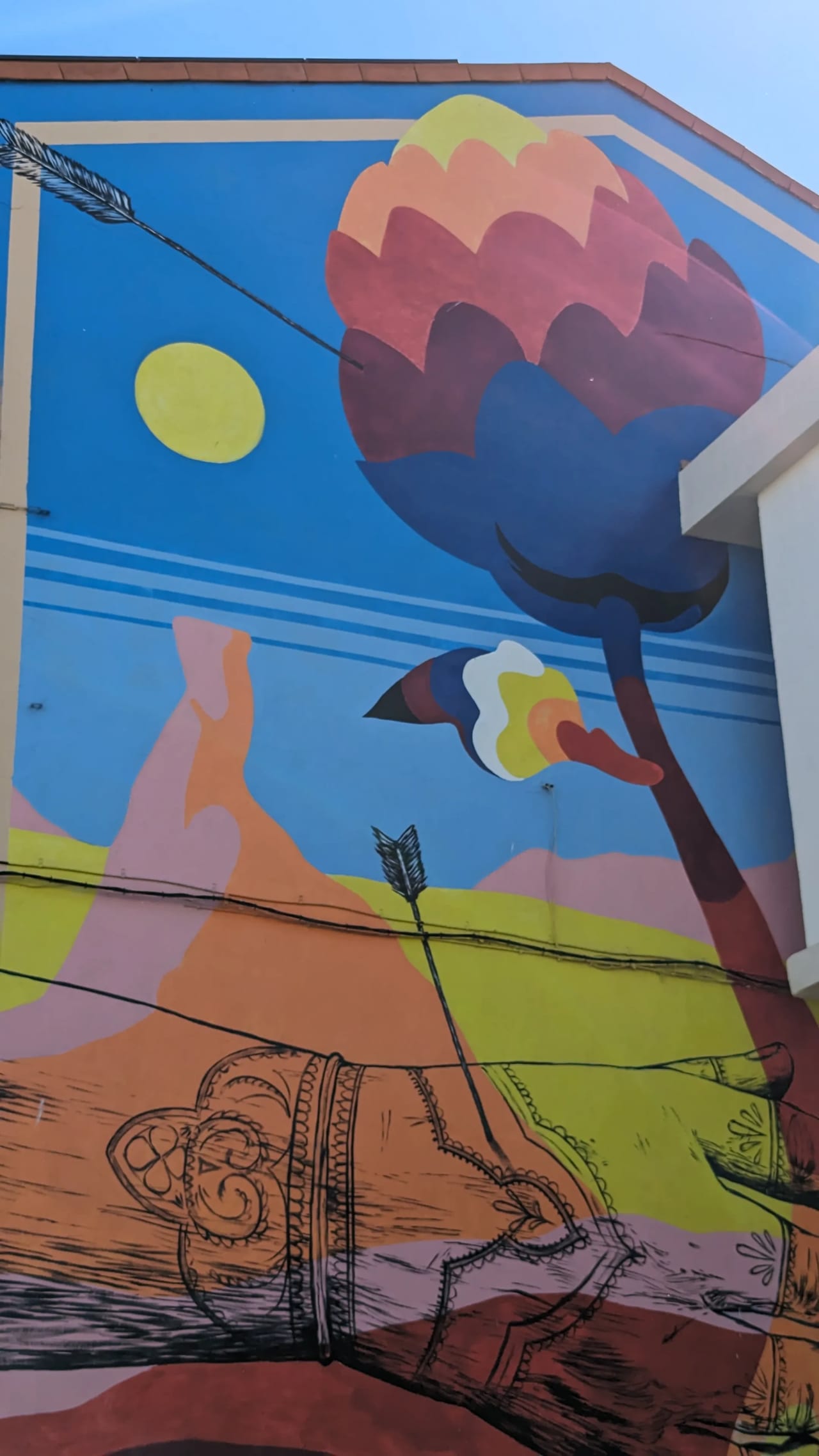 Mural en una pared con colores brillantes y un diseño abstracto.