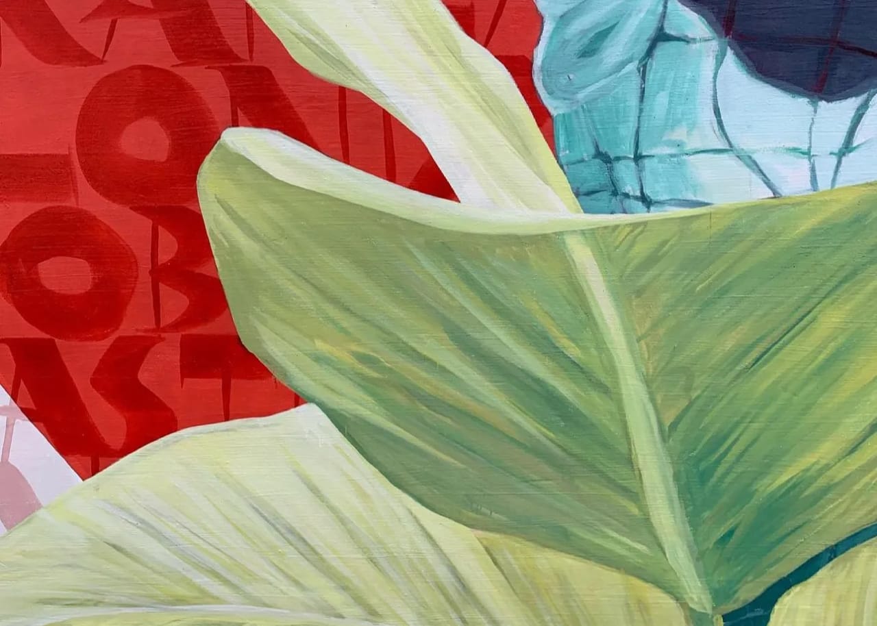 Hoja grande de planta en primer plano, fondo rojo con texto y colores turquesa y blanco.