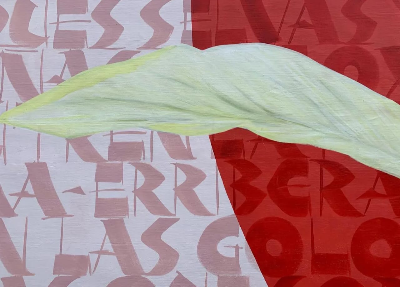 Pintura abstracta con una hoja verde sobre fondo blanco y rojo con letras.