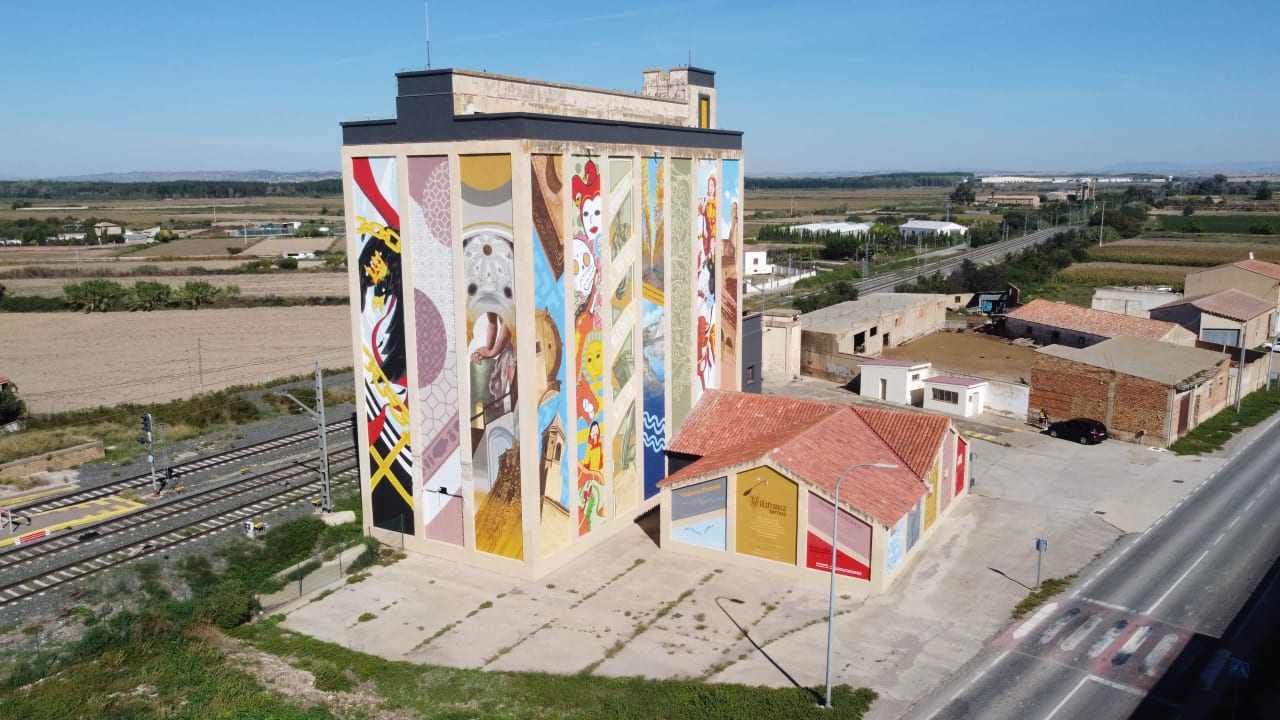 Un edificio alto con un mural colorido, posiblemente en Vilafranca.
