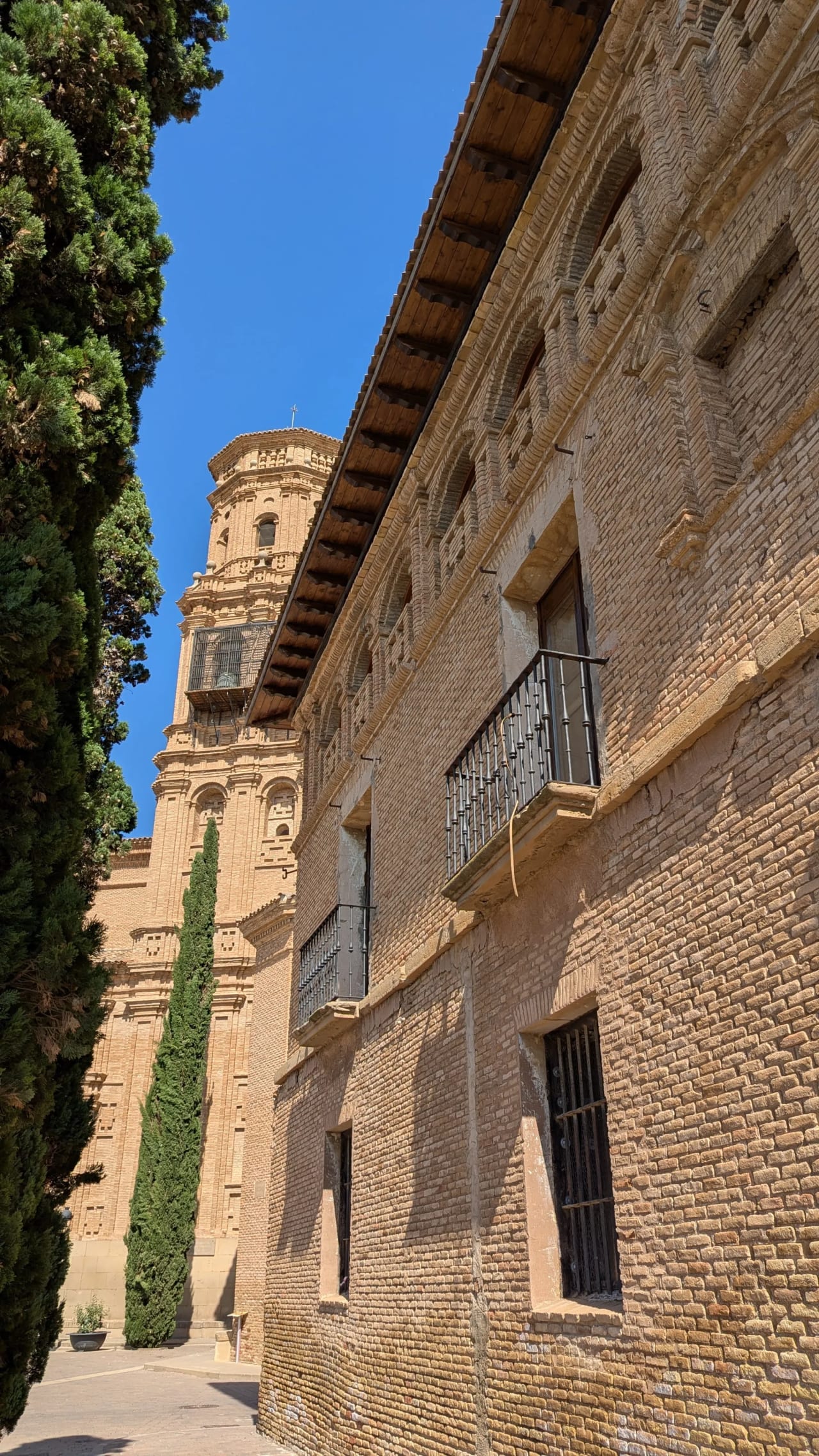 Palacio de los Bobadilla con arquitectura de ladrillo típica de Villafranca.