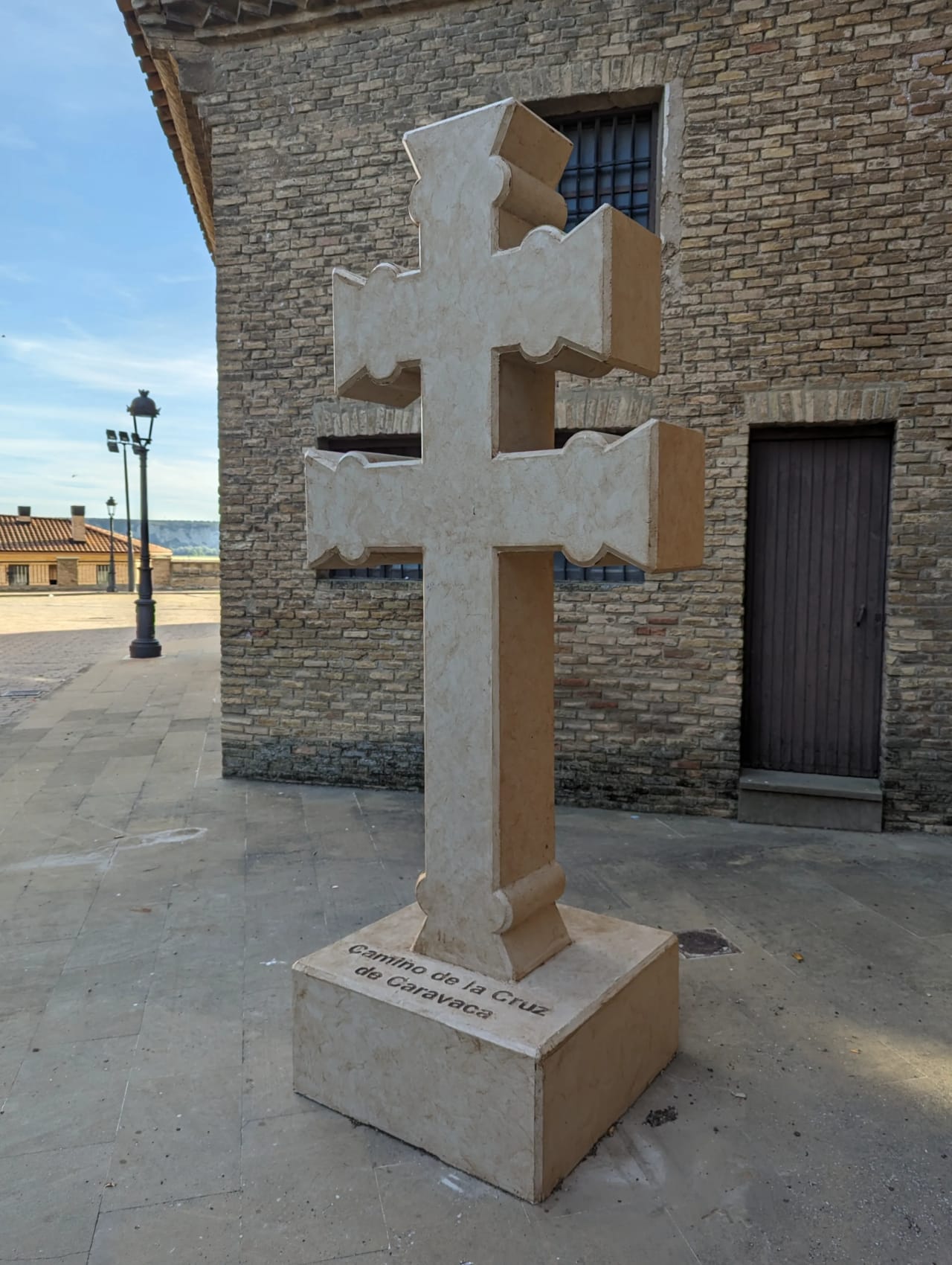 Cruz de piedra con inscripción "Camino de la Cruz de Caravaca" en la base.