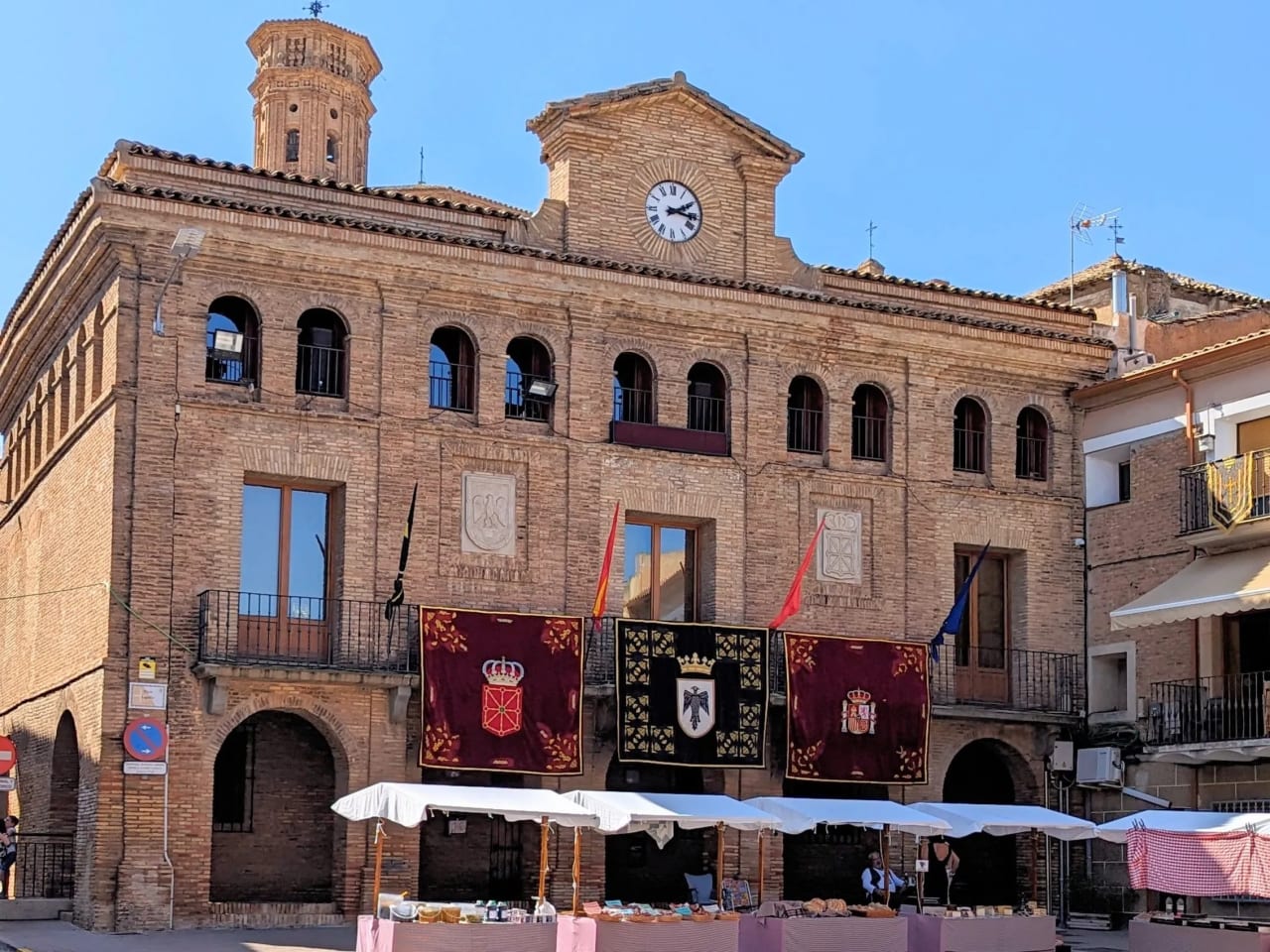 Casa Consistorial de Villafranca con mercado al fondo.