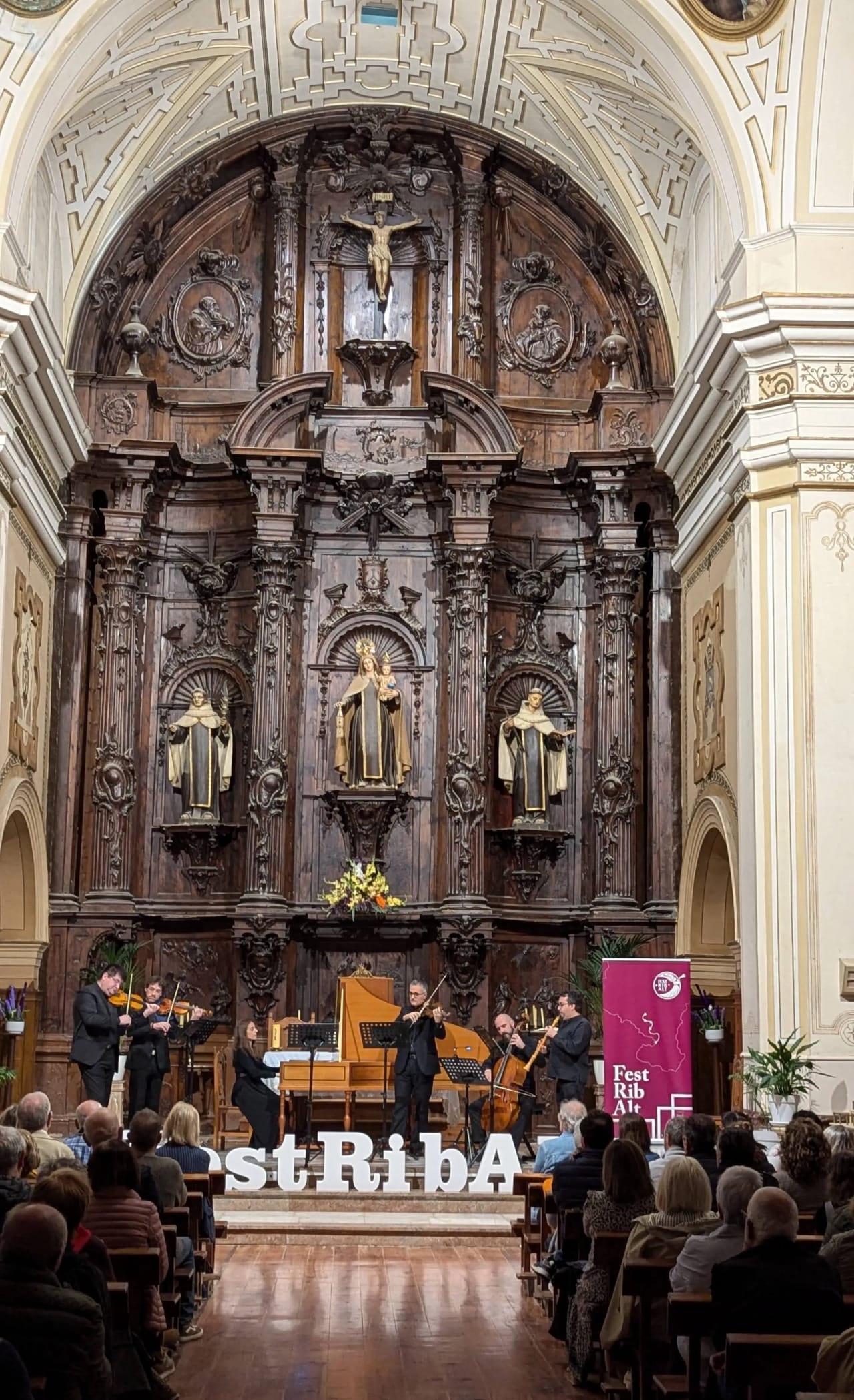 Músicos clásicos en una iglesia histórica.