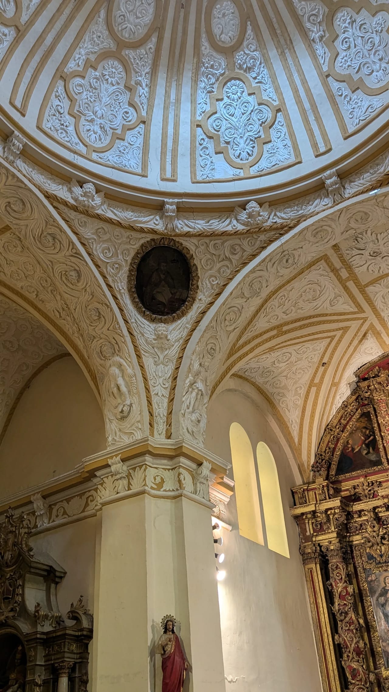 Techo decorado de una iglesia con una estatua de Jesucristo.