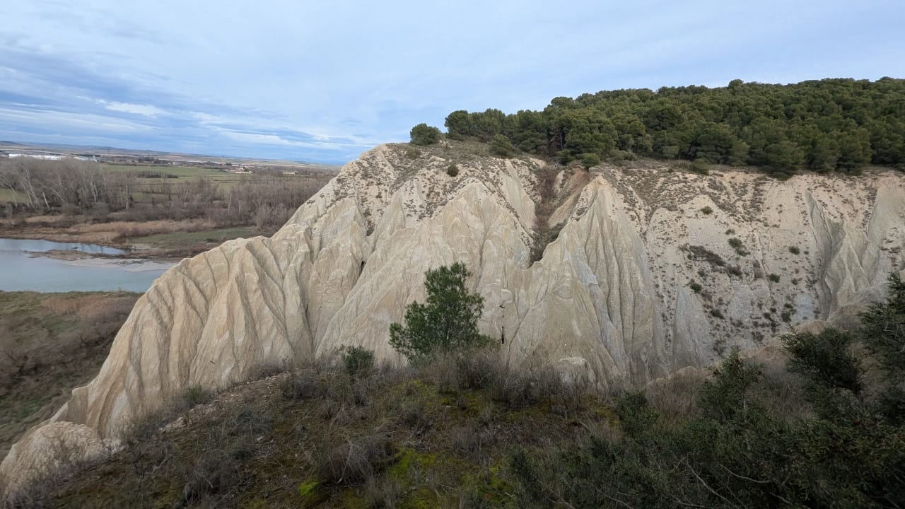 Formación rocosa con vegetación en un paisaje natural.