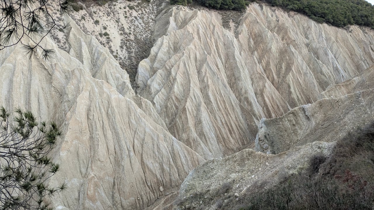 Acantilados rocosos erosionados con vegetación escasa.