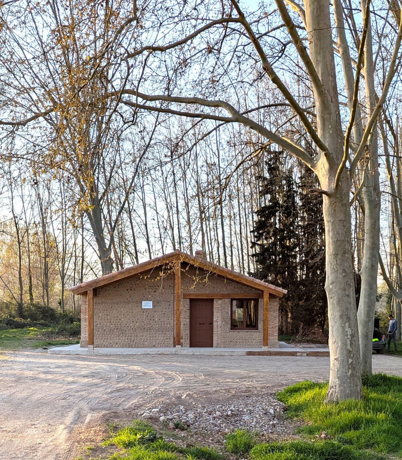 Una pequeña casa de campo con techo de madera.