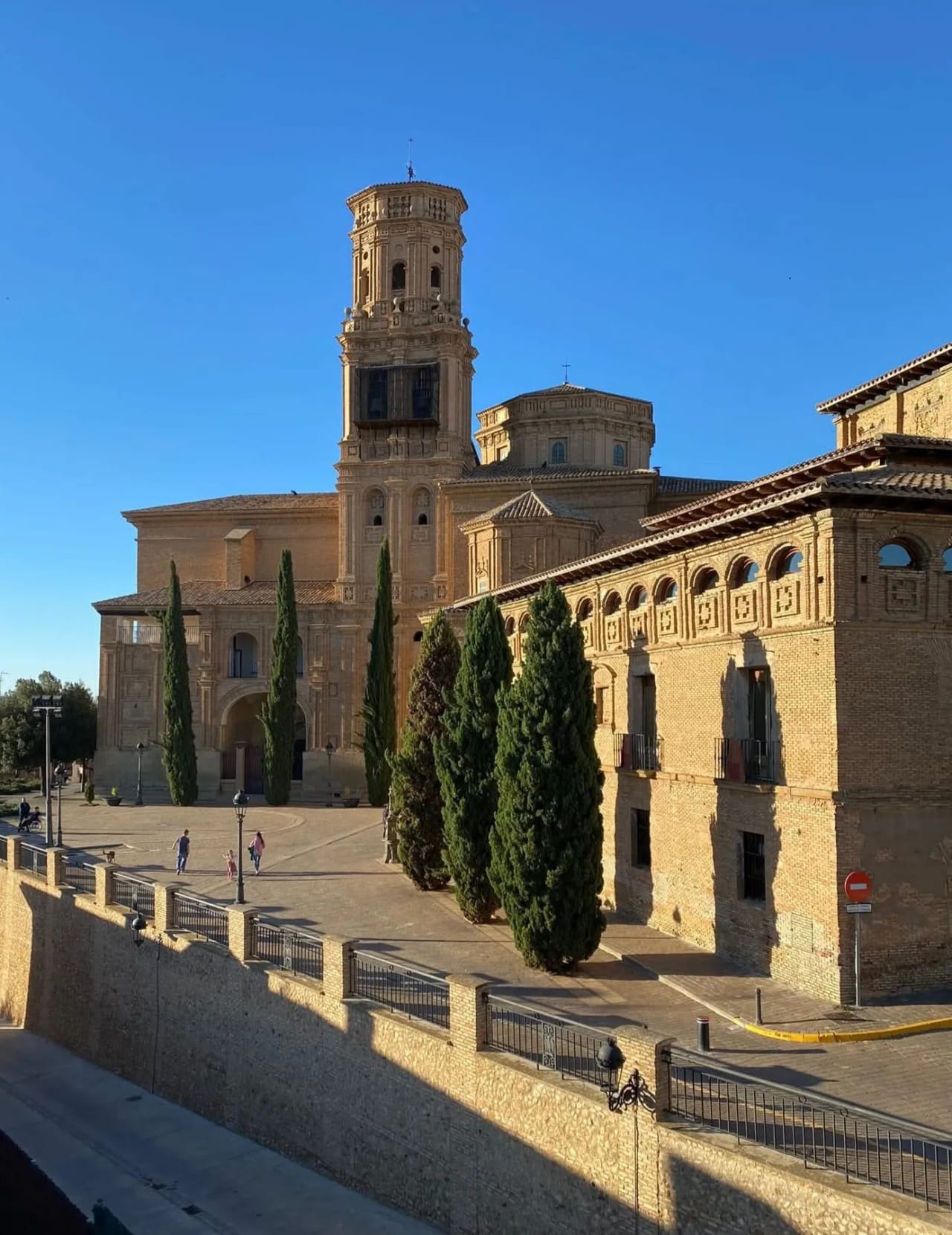Parroquia de Santa Eufemia de Villafranca con su torre y plaza.