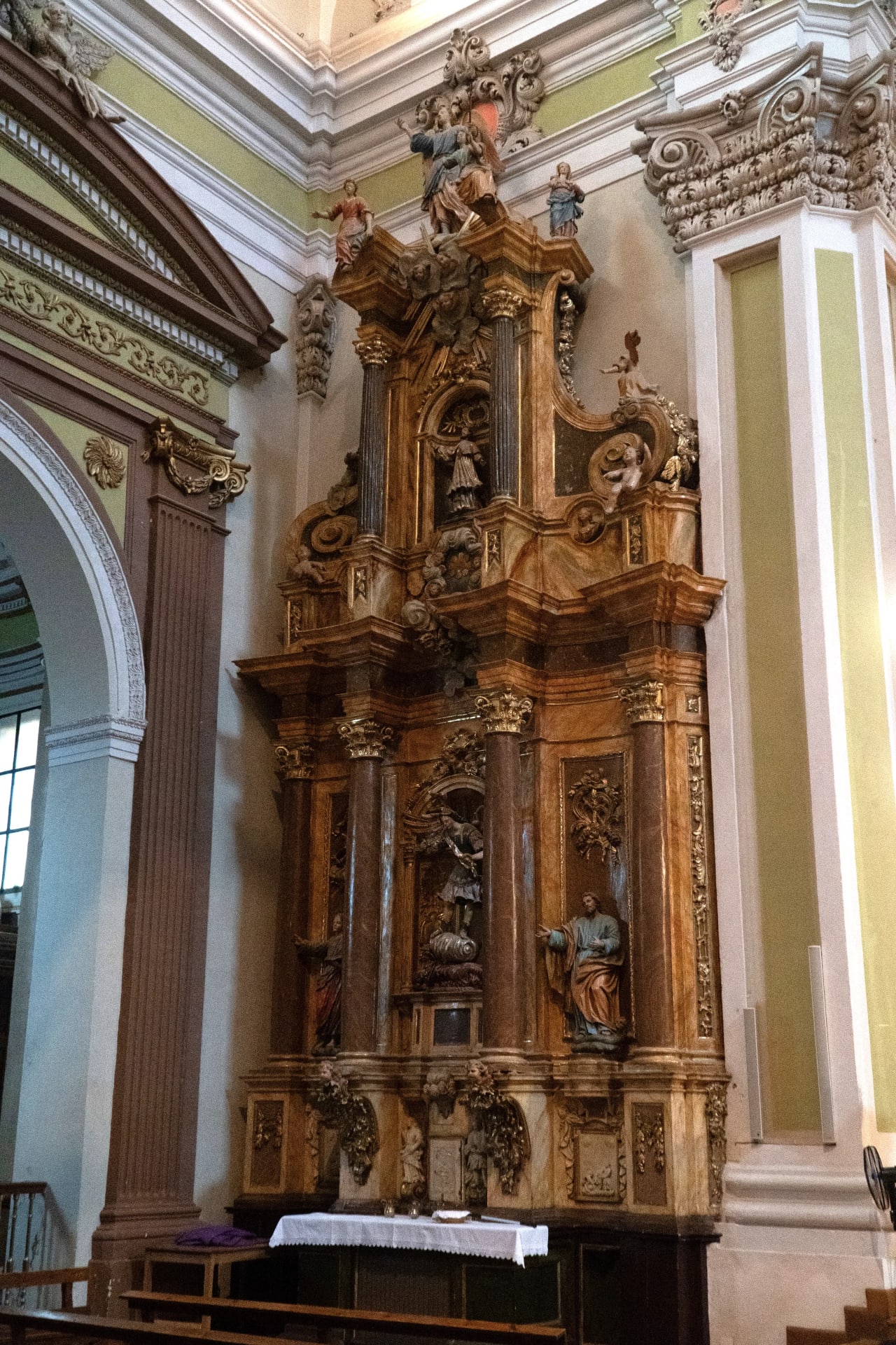 Retablo barroco con figuras religiosas en una iglesia.