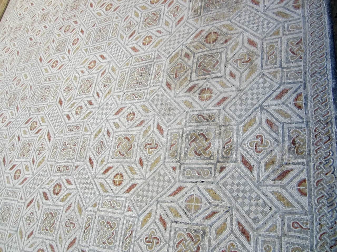 Mosaico romano de Villafranca con patrones geométricos entrelazados.