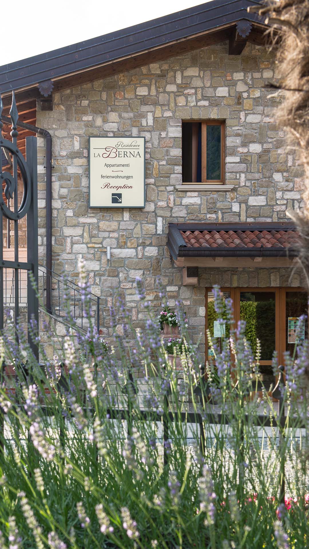 Ingresso in pietra del Residence