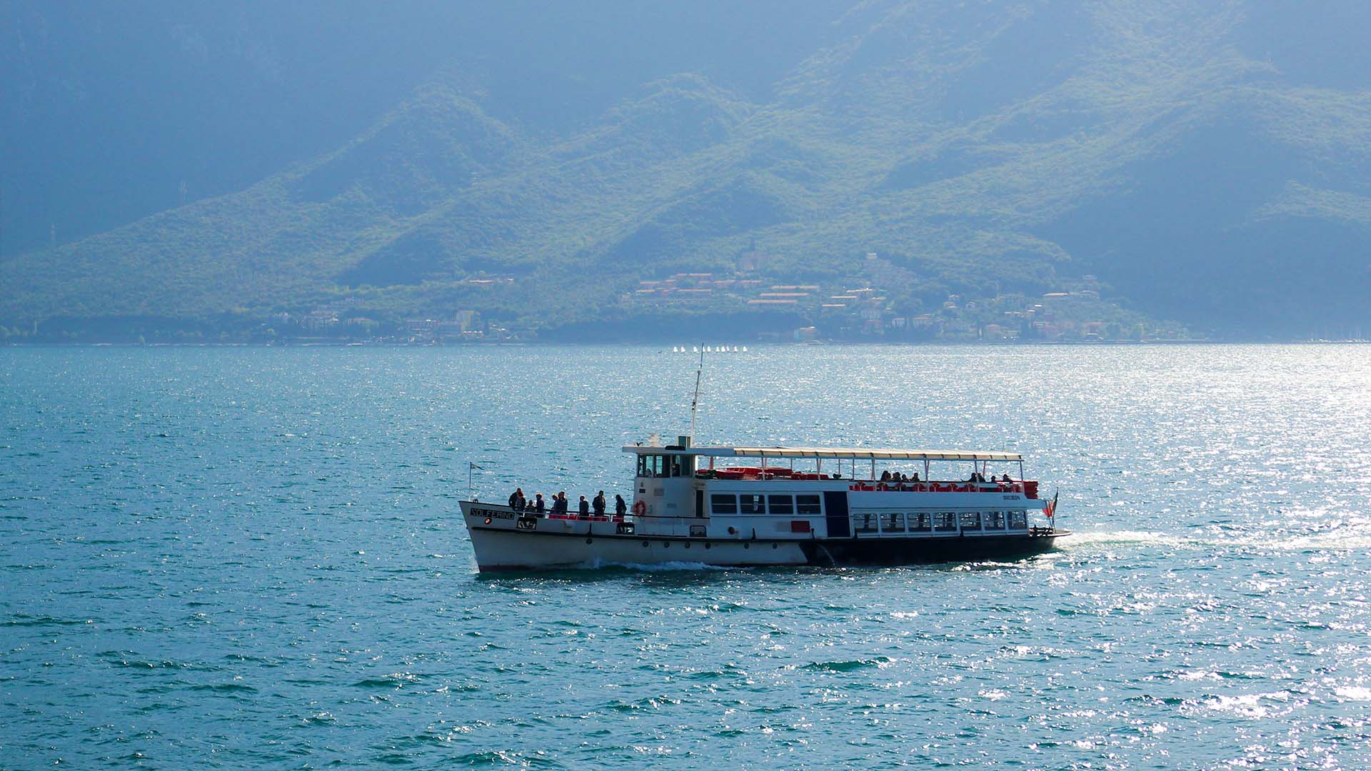 Battello nel lago di Garda
