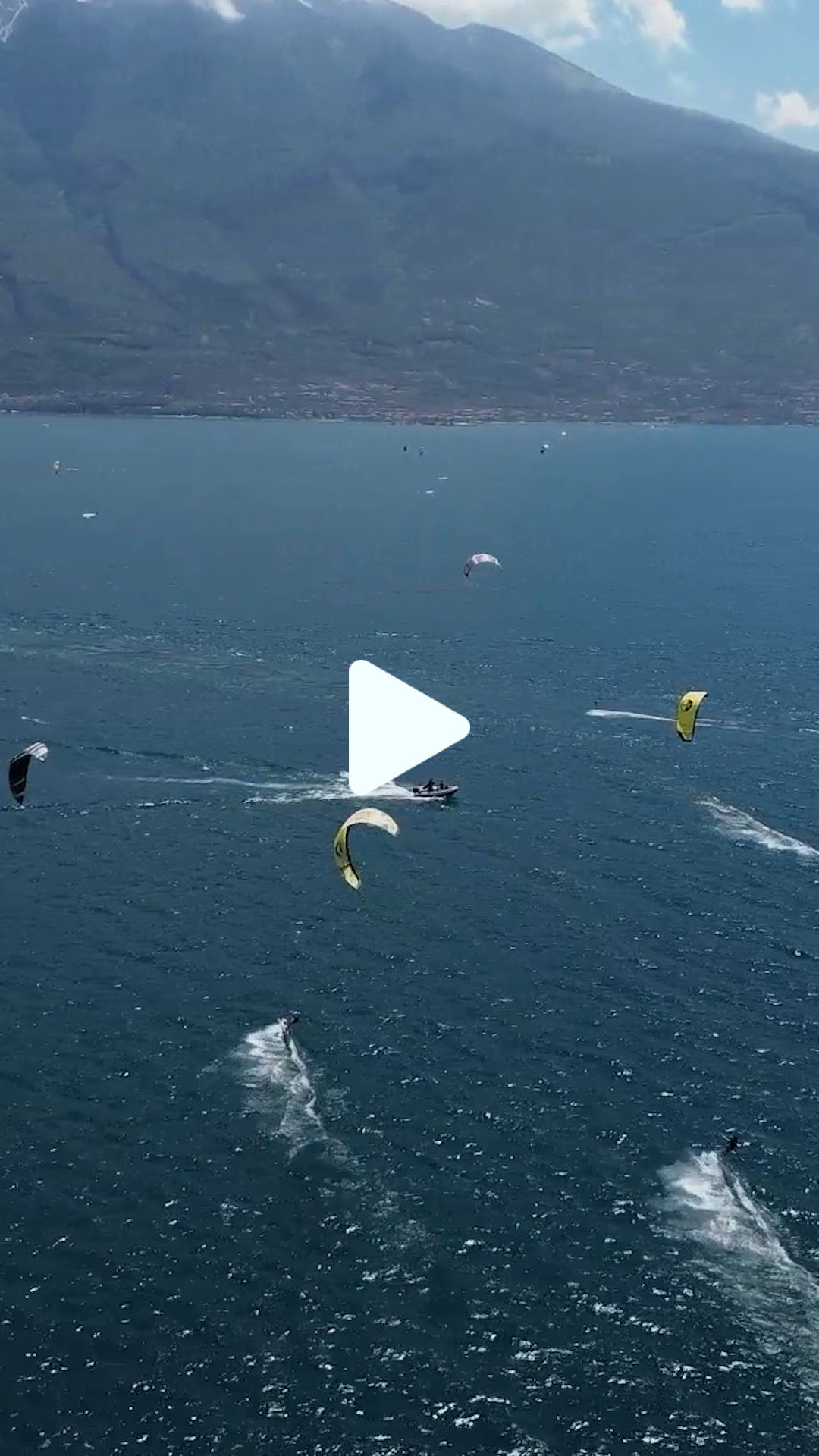 Persone in barca a vela sul Lago di Garda