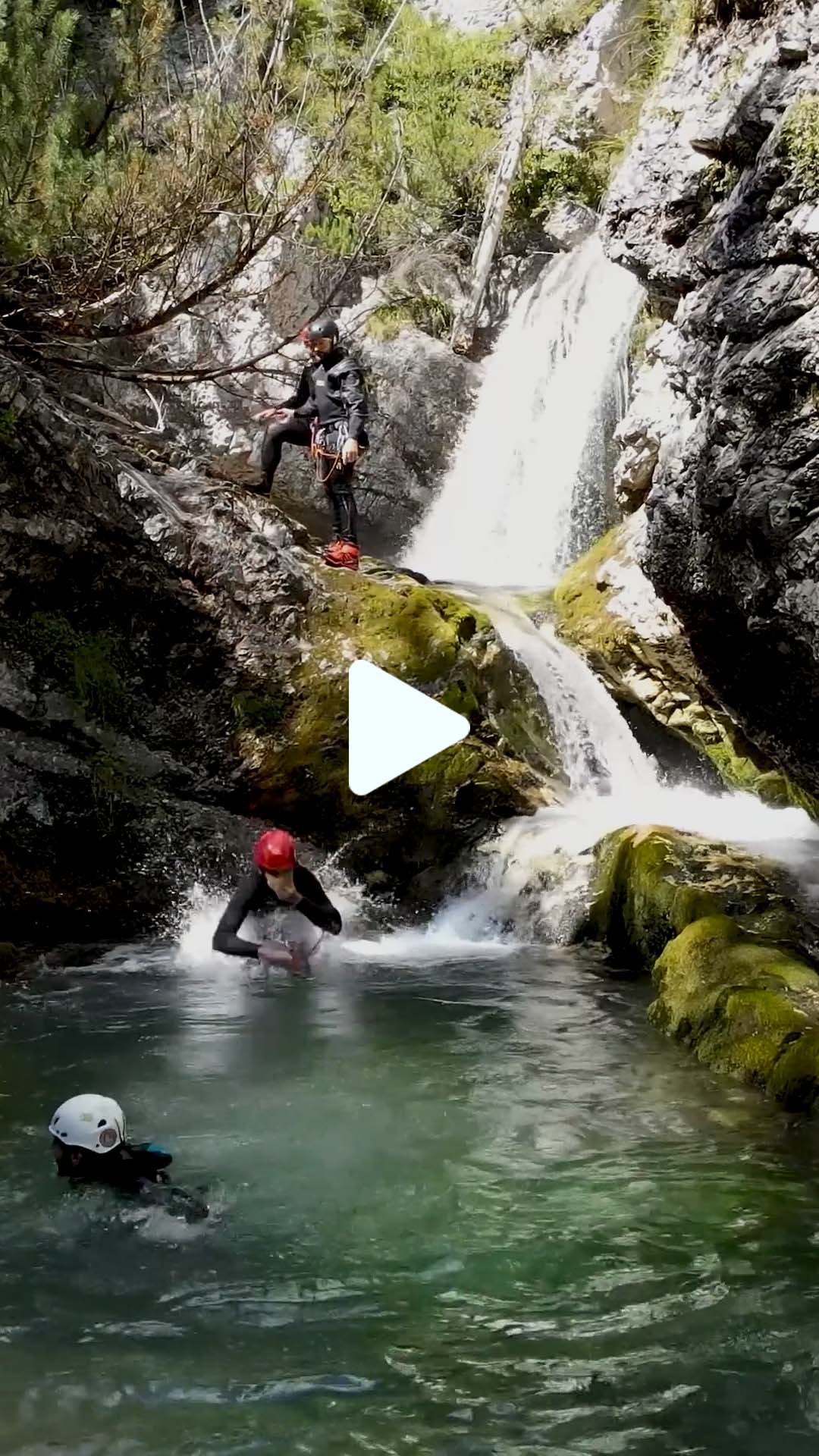 Persone che scalano parete di roccia sul lago di Garda