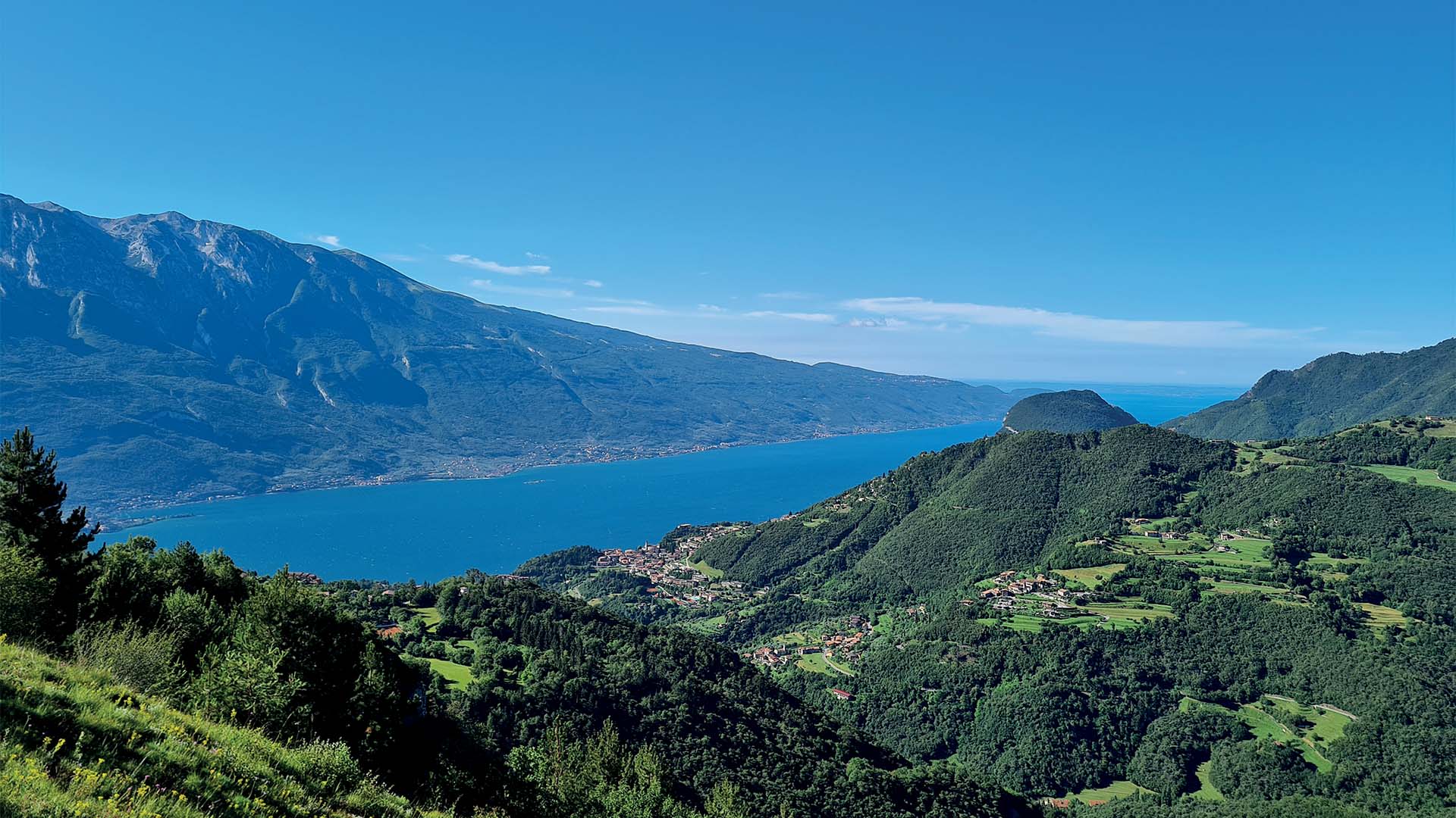 Vista Lago di Garda dai monti