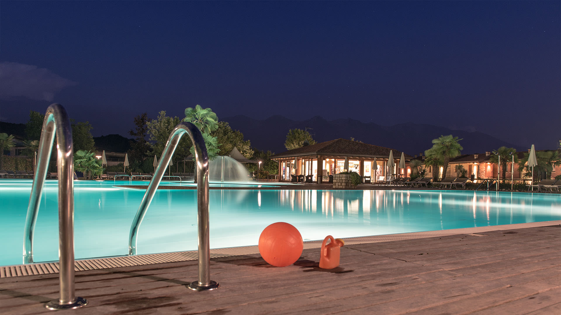 Vista piscina Residence La Berna