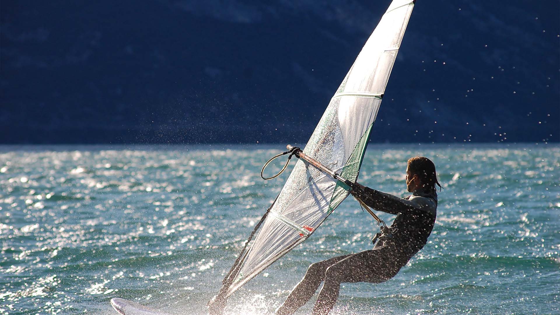 Ragazzo in barca a vela sul lago