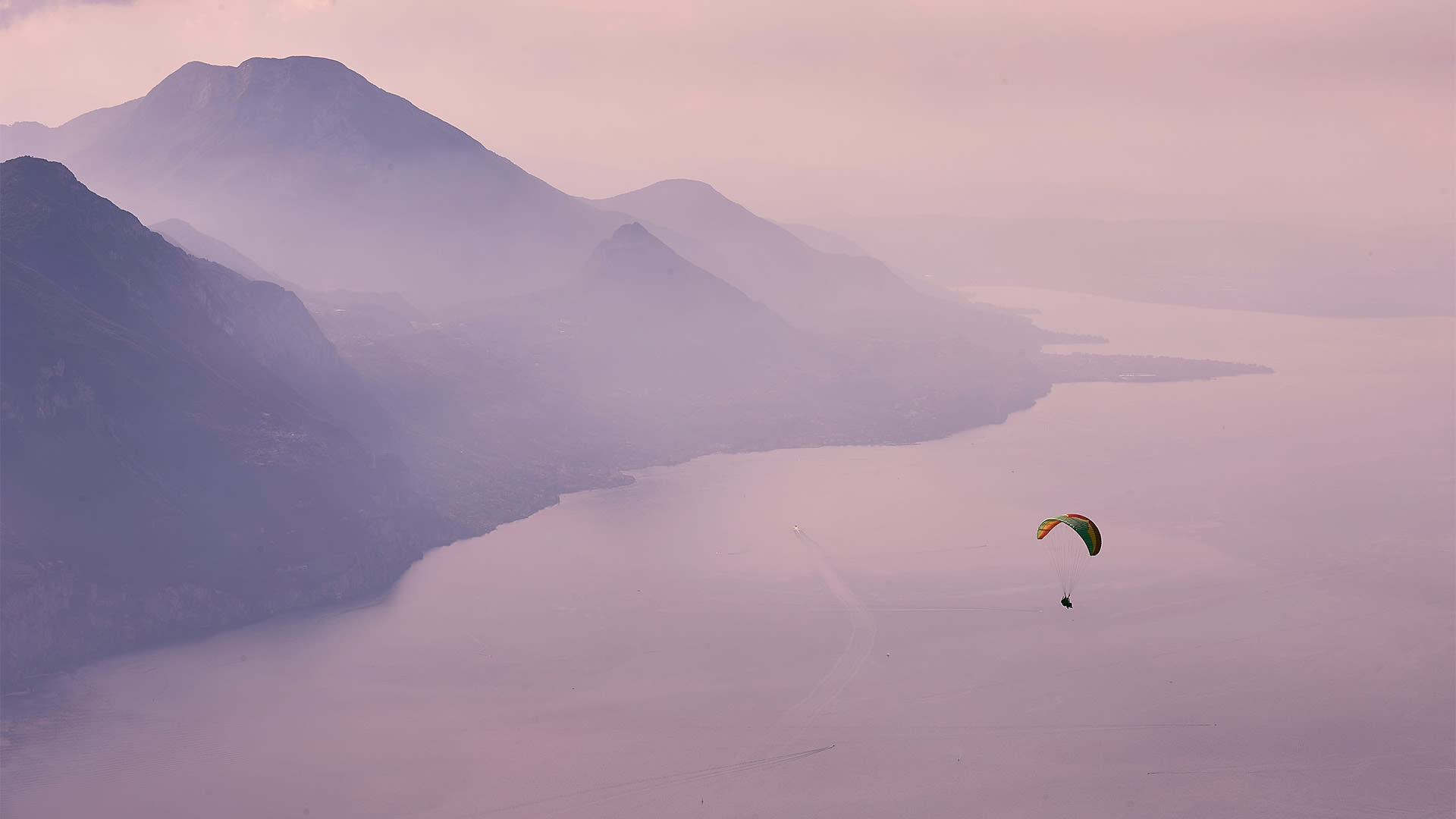Paracadutismo sul lago di Garda