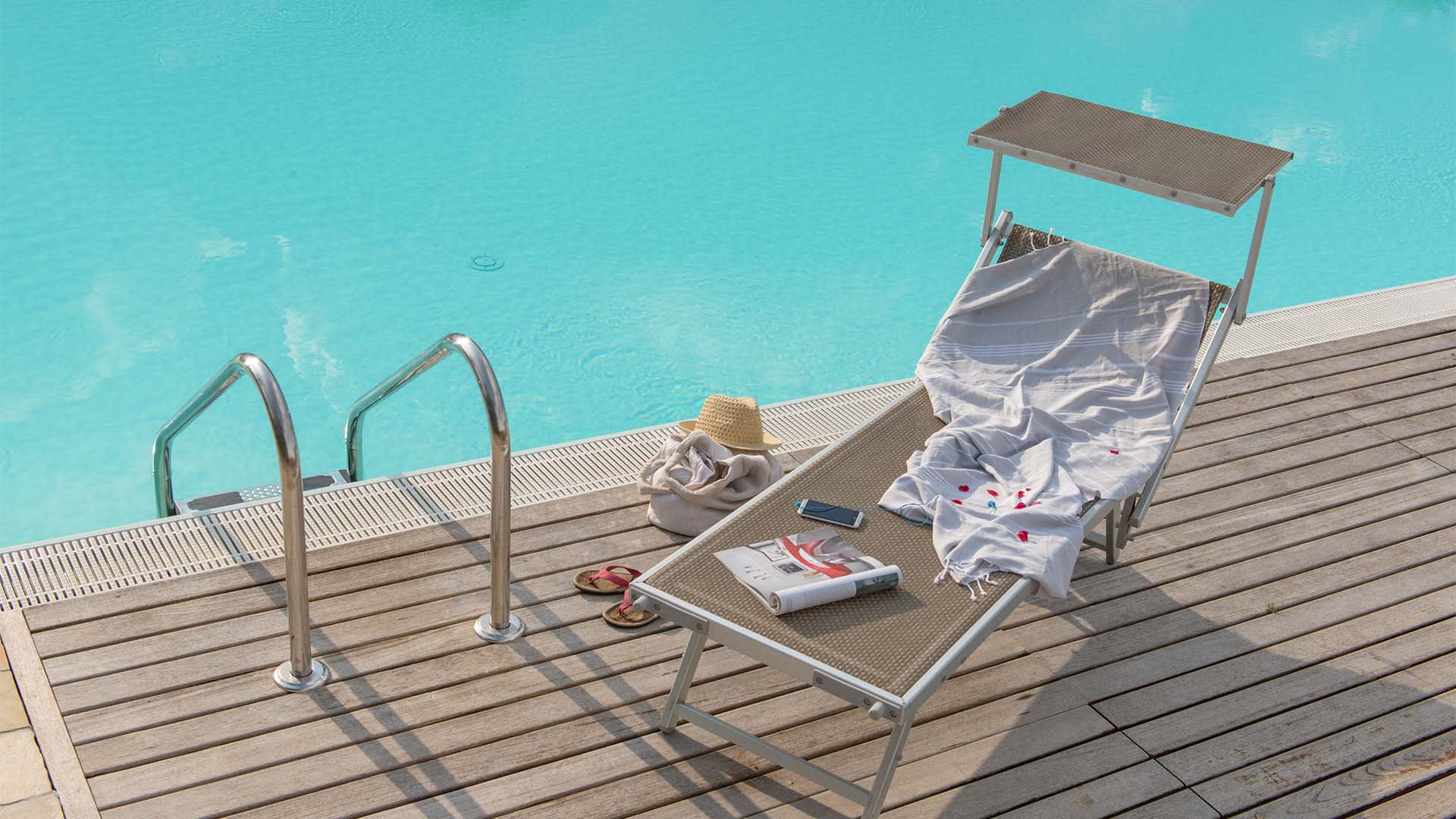 Sonnenliegen am Pool im Residence La Berna