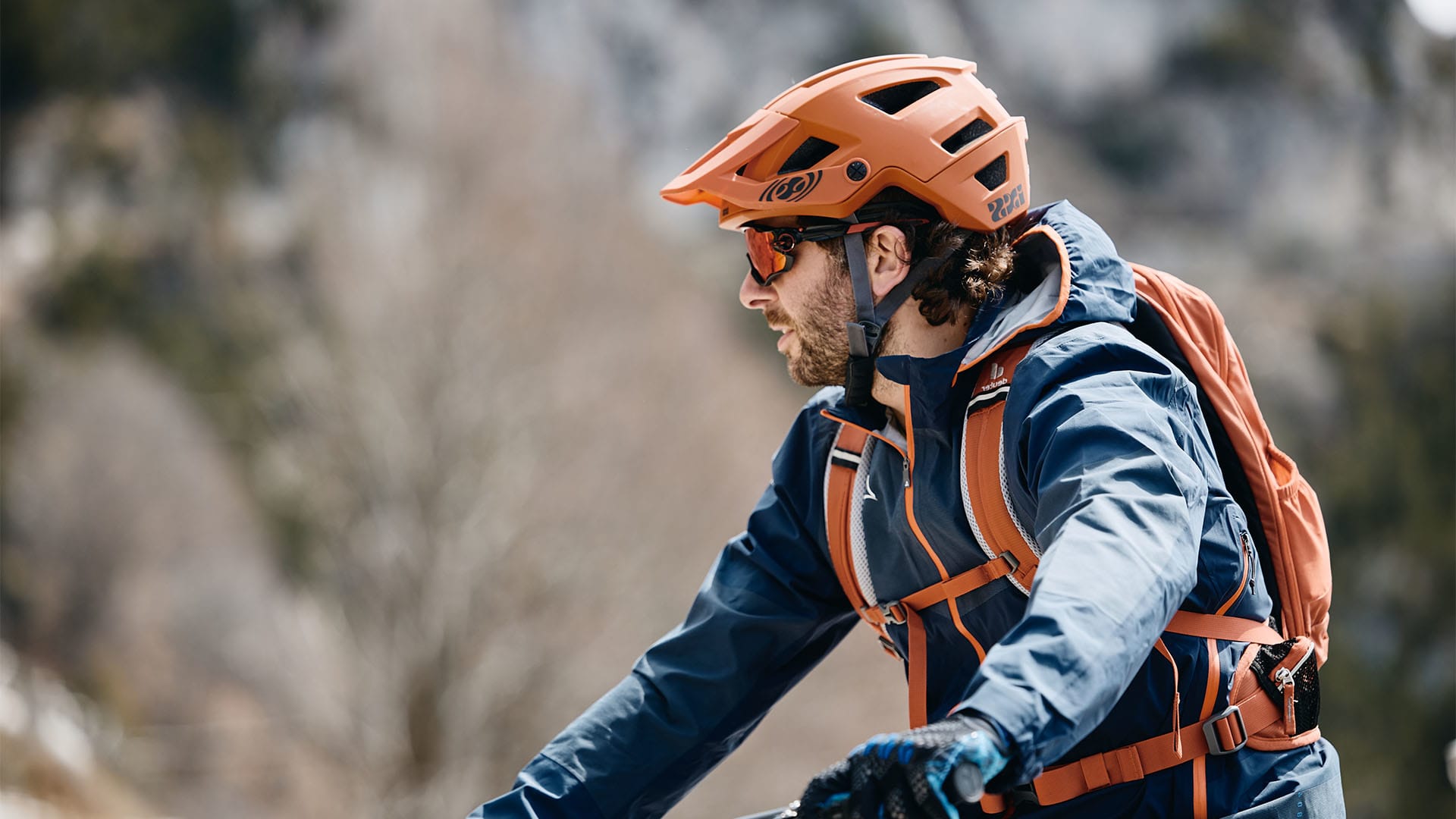 Junge auf dem Mountainbike
