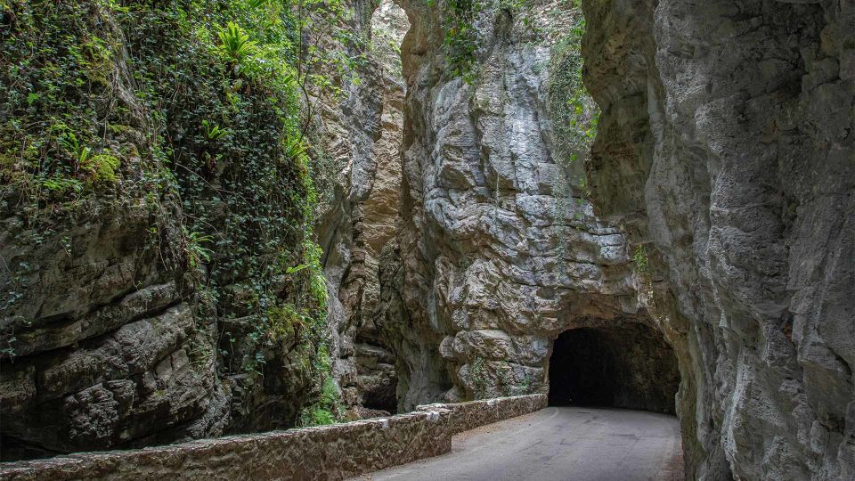 Strada in galleria naturale nella roccia Alto Garda