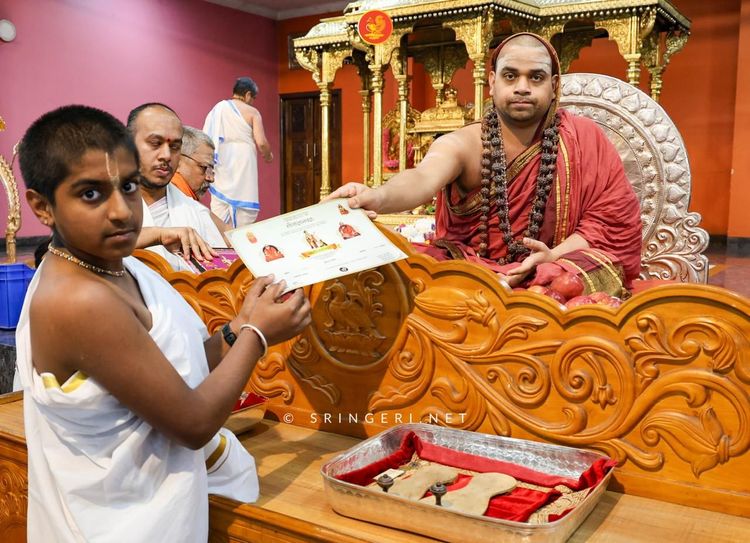Maharathi receiving certificate