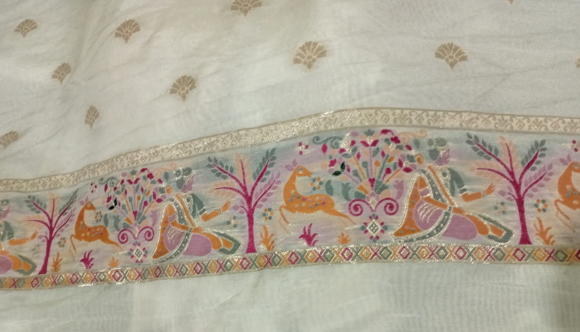 White Pure Kanjeevaram Silk Saree with Zari Weaving & Rich Pallu - View 4