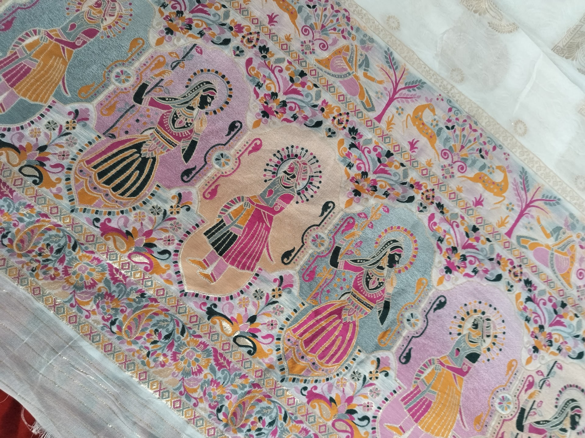 White Pure Kanjeevaram Silk Saree with Zari Weaving & Rich Pallu - View 5