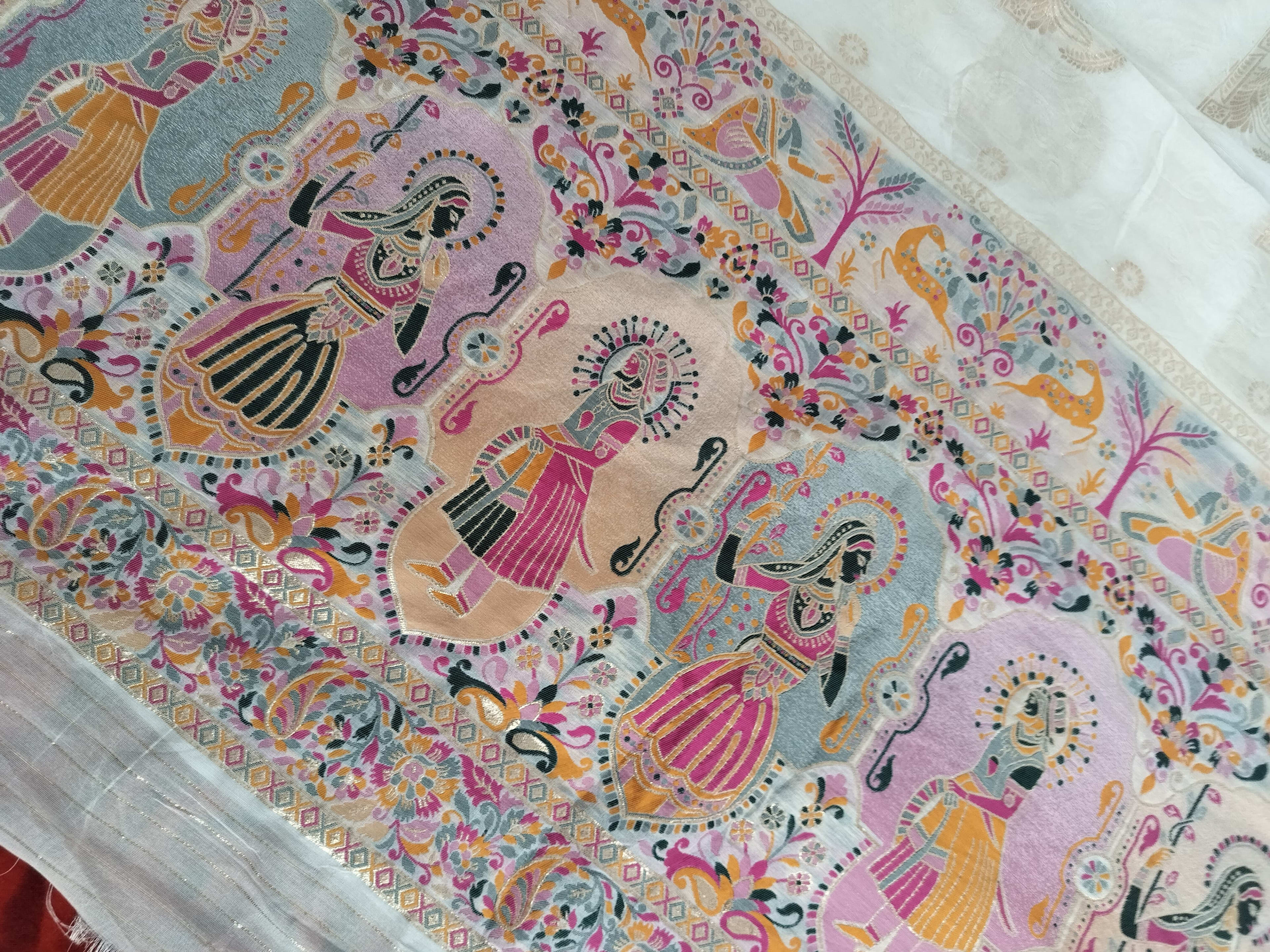 White Pure Kanjeevaram Silk Saree with Zari Weaving & Rich Pallu - View 5