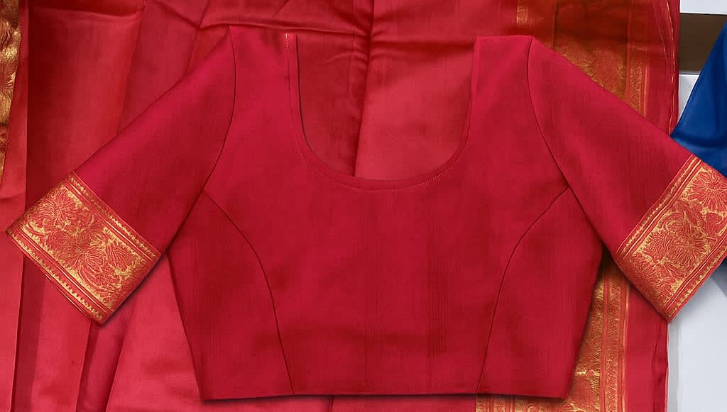 Exquisite Emerald Red Kanjeevaram Silk Saree with Golden Zari Work and Matching Blouse - View 3