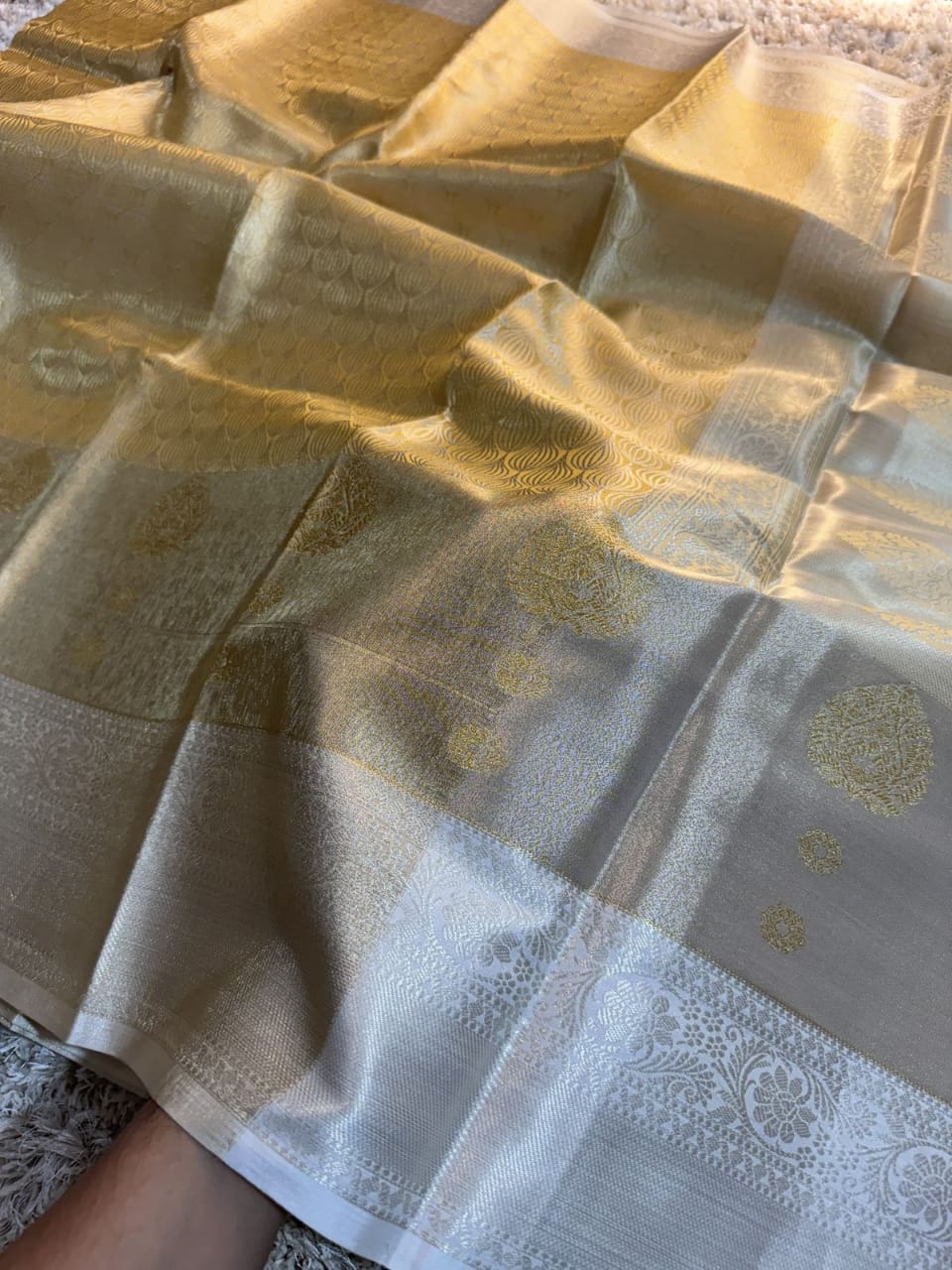 Banarasi Tissue Zari Tanchui White Patta Saree - View 2