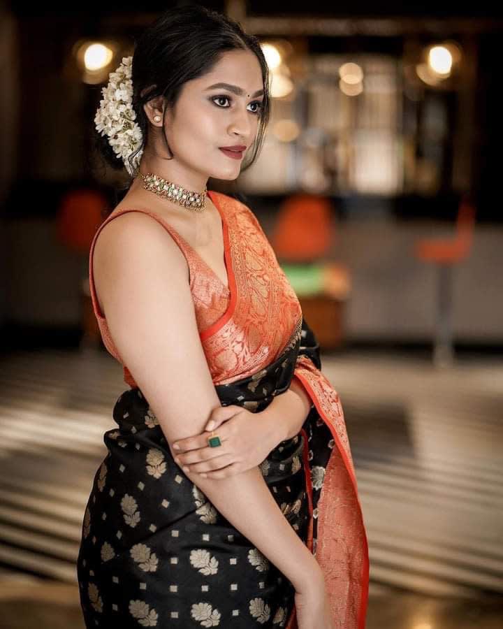 A City of Banaras - Exquisite Banarasi Semi-Georgette Silk Saree - View 3