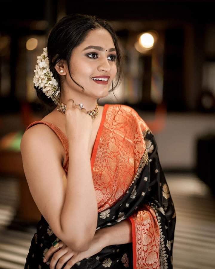 A City of Banaras - Exquisite Banarasi Semi-Georgette Silk Saree - View 4