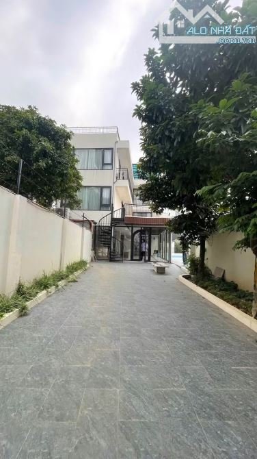 CHO THUÊ BIỆT THỰ SÂN VƯỜN NGỌC THỤY - Diện tích 1.700m² gồm sân vườn + nhà xây 150m² - Cá