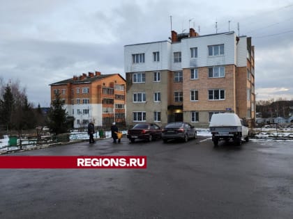 Специалисты обследуют водосток в многоквартирном доме Татаринова