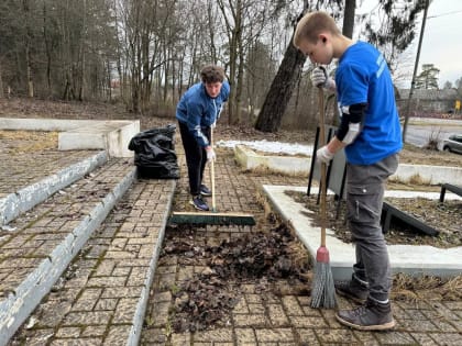 Молодогвардейцы привели в порядок воинское захоронение