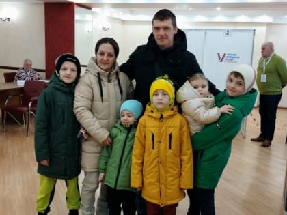 Жители Люберец голосуют на выборах президента России семьями