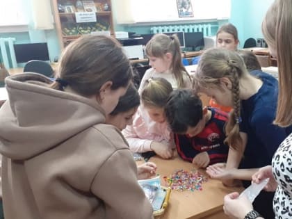 В Рузской библиотеке плели именные брелоки