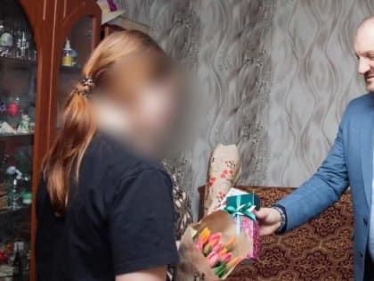 Глава округа Кашира Михаил Шувалов поздравил жену и дочь участника СВО с 8 марта