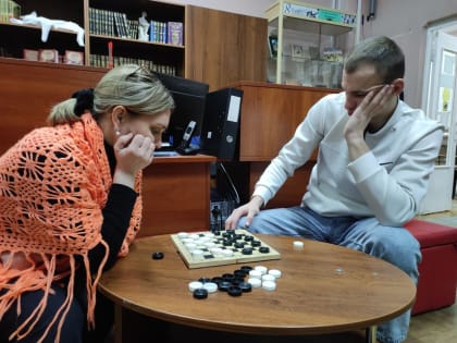 Рузская библиотека вечером играет новыми красками