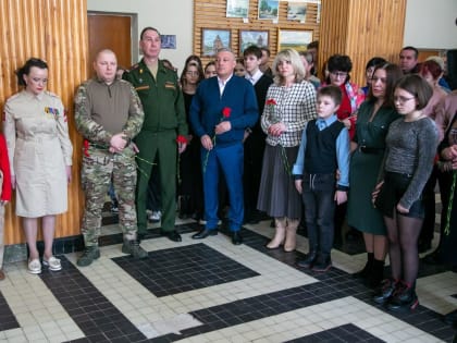 Память погибшего в зоне СВО земляка увековечили в мемориальном стенде «Герой села»