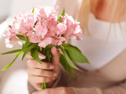 Представитель Мособлдумы поздравил сотрудниц ступинской больницы с 8 марта