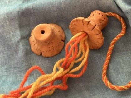 Сплести браслет с помощью древнего «дьяковского грузика» можно в Каширском краеведческом музее